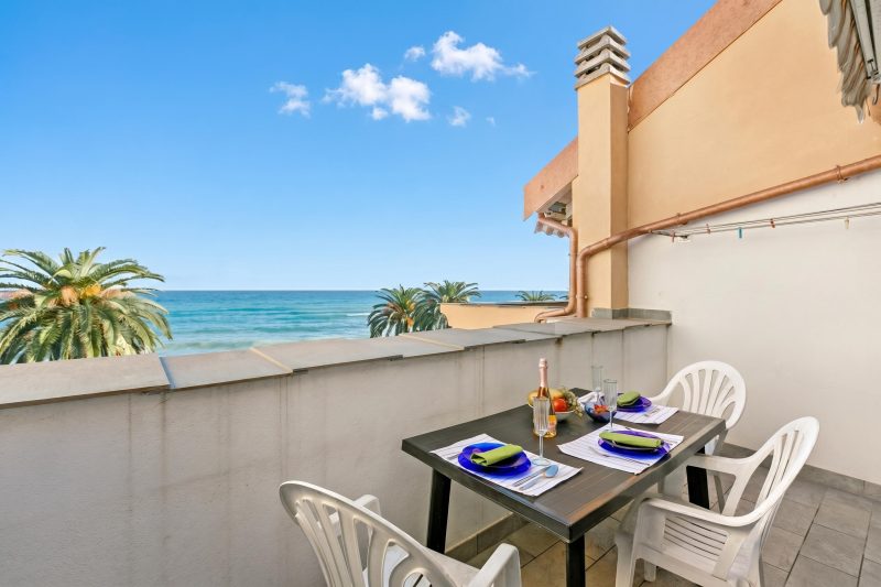 Casa Elisa - Sea Front Apartment with Balcony