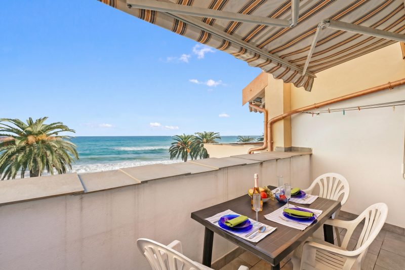 Casa Elisa - Sea Front Apartment with Balcony