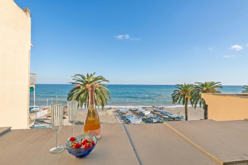 Casa Elisa - Sea Front Apartment with Balcony