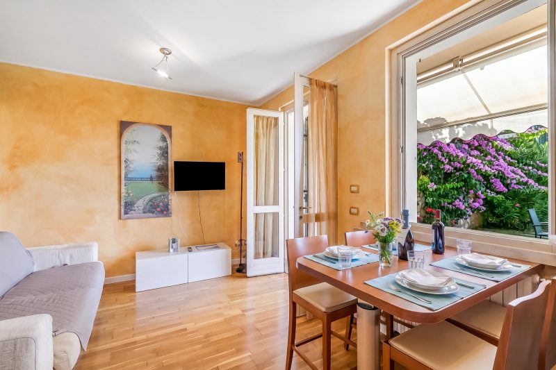 Sole Retreat: Shared Pool, garden&park
