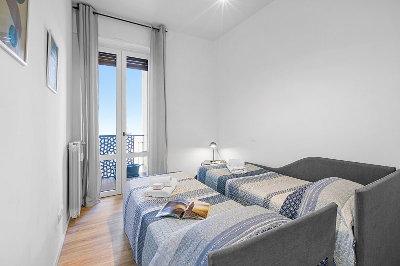Specchio Di Cielo: Apartment with Terrace and AC Arona Center