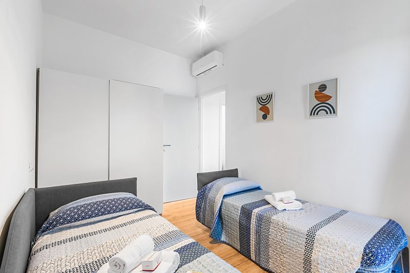 Specchio Di Cielo: Apartment with Terrace and AC Arona Center