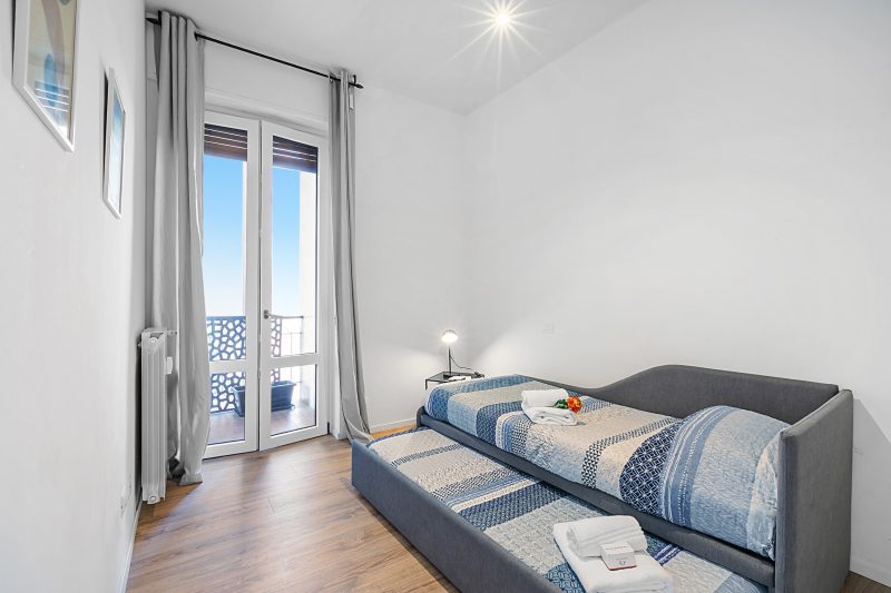Specchio Di Cielo: Apartment with Terrace and AC Arona Center