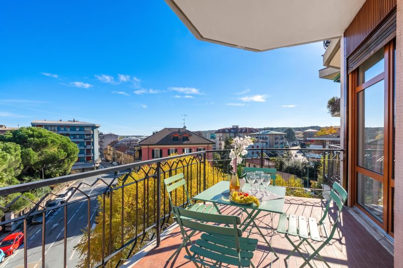 Specchio Di Cielo: Apartment with Terrace and AC Arona Center