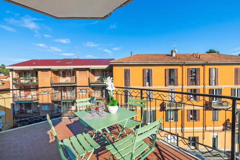 Specchio Di Cielo: Apartment with Terrace and AC Arona Center