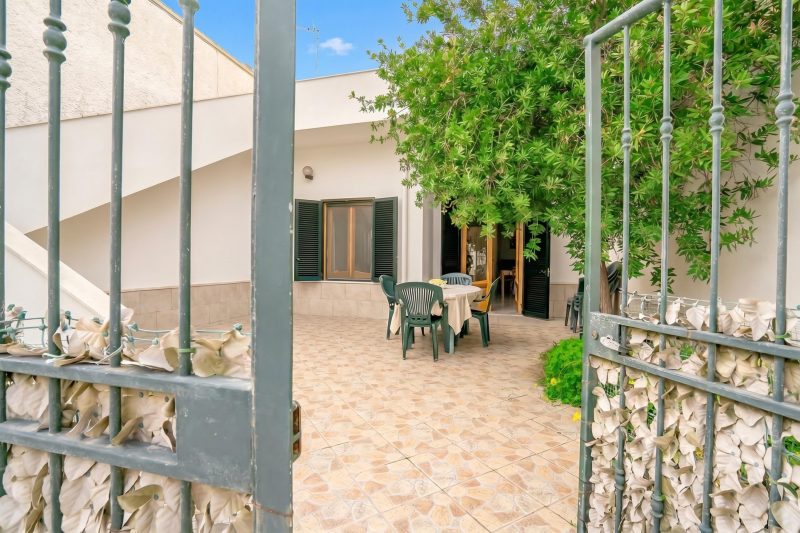 Brezza Apartment with Terrace Near The Sea