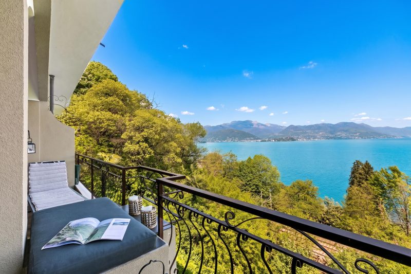 Elegant Panorama Lake View Terrace with Pool