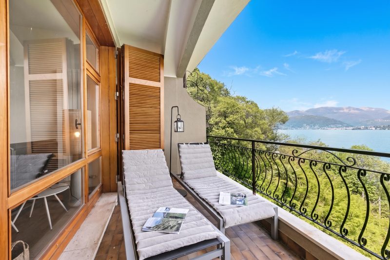 Elegant Panorama Lake View Terrace with Pool
