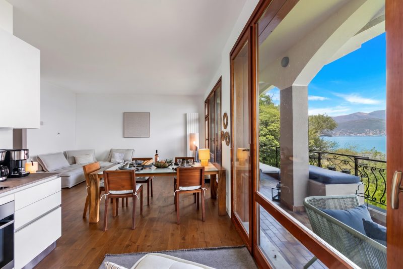Elegant Panorama Lake View Terrace with Pool