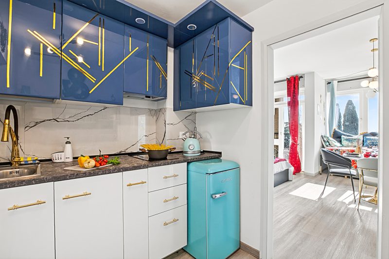 Luxury Apt 402 with Pool & Lake View