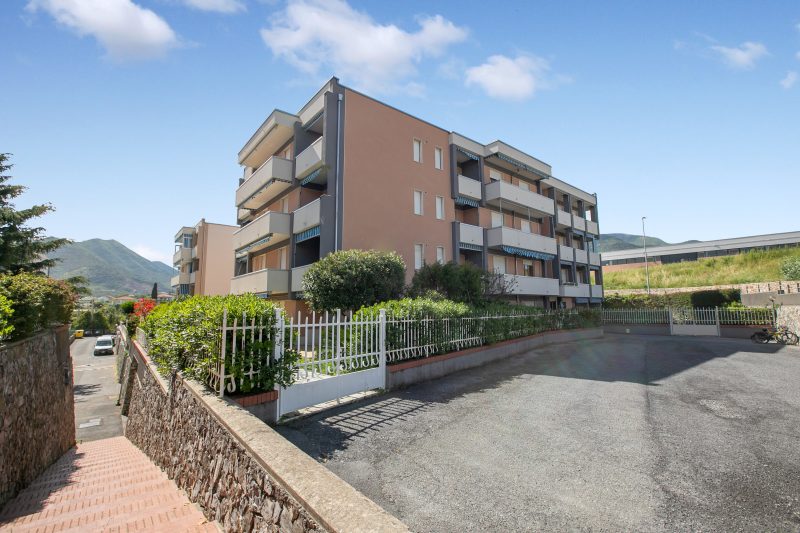 Appartamento Magenta - Apartment with Sunny Balcony