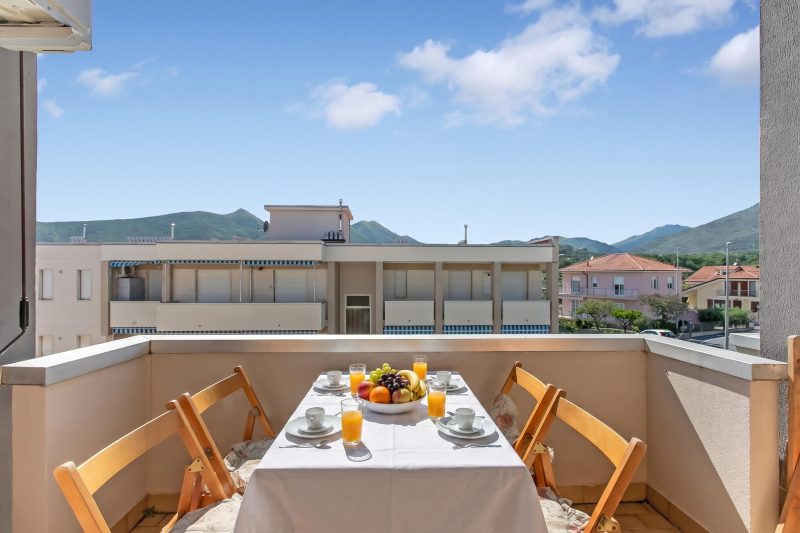 Appartamento Magenta - Apartment with Sunny Balcony