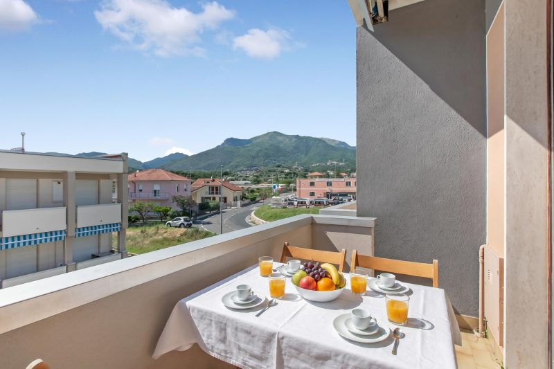 Appartamento Magenta - Apartment with Sunny Balcony