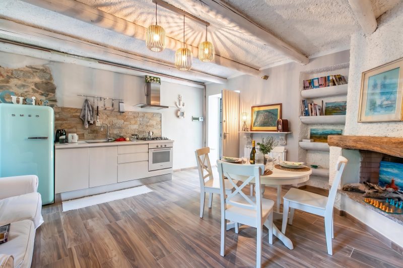 Dimora Della Rocca Private Garden, WIFI, BBQ & Parking