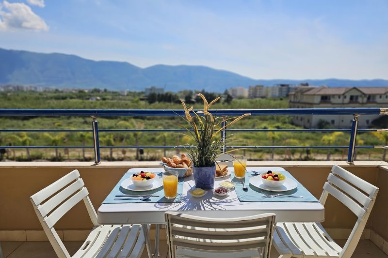 Apartment With Pool View 001