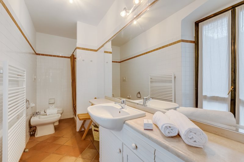 Apt. Annamaria: Family-Friendly 2BR Central Base for Trips