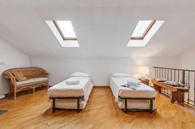 Apt. Annamaria: Family-Friendly 2BR Central Base for Trips