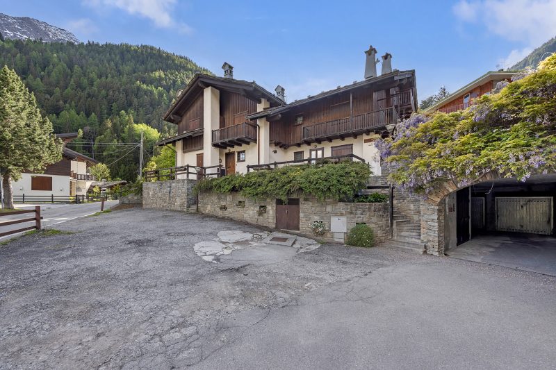 Family Apartment Steps From Ski Lifts