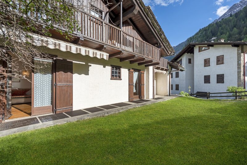 Family Apartment Steps From Ski Lifts