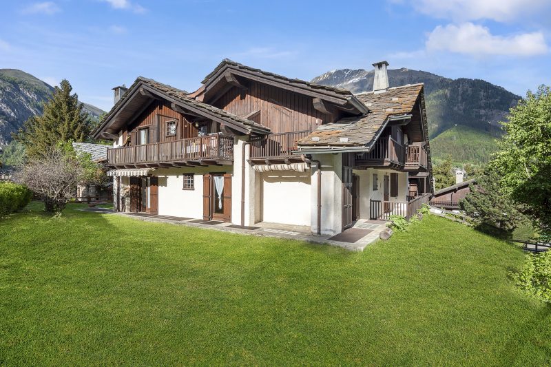 Family Apartment Steps From Ski Lifts