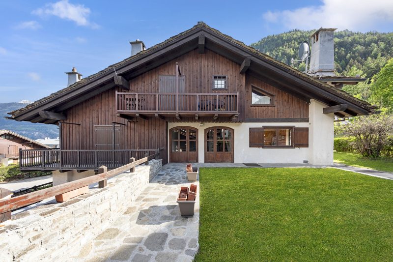 Family Apartment Steps From Ski Lifts