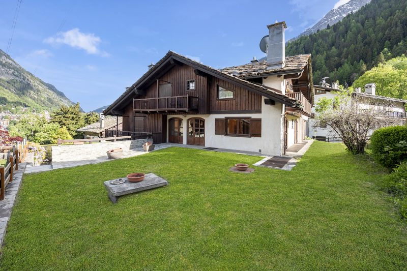 Family Apartment Steps From Ski Lifts