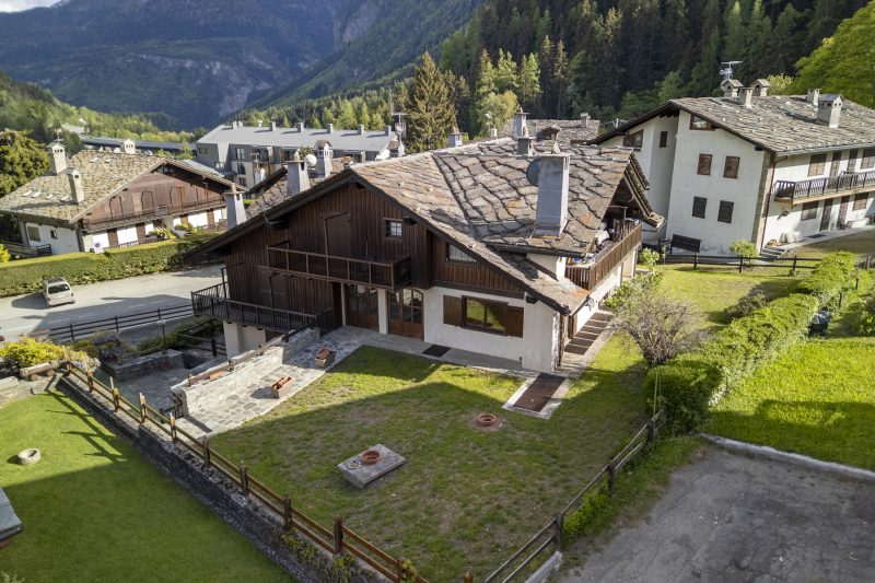 Family Apartment Steps From Ski Lifts