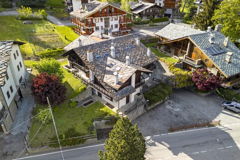 Family Apartment Steps From Ski Lifts