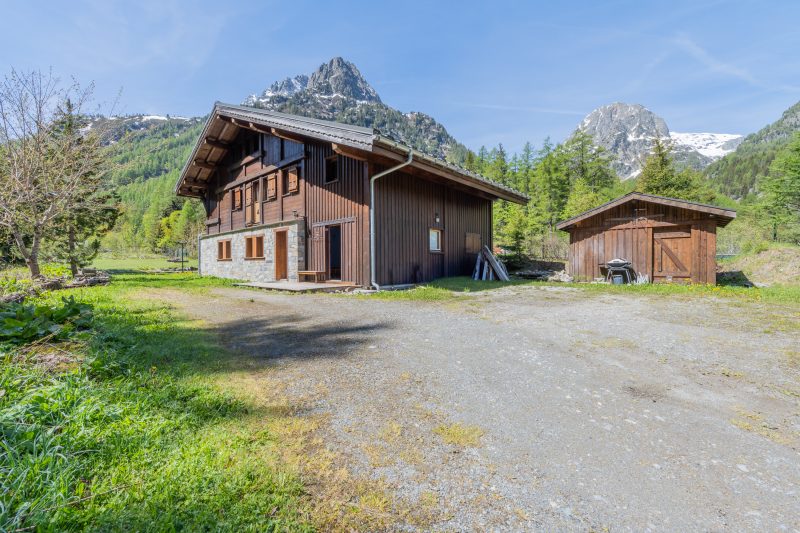 Chalet Montet Forest River Garden Lodge