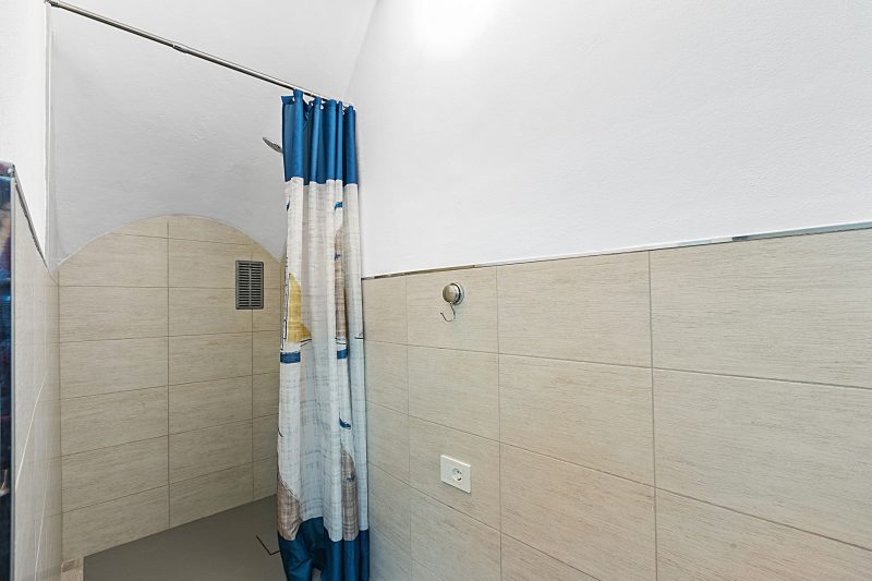 Saro House, Centre Apartment for 6