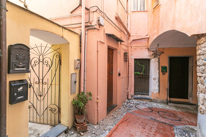 Saro House, Centre Apartment for 6