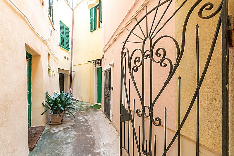 Saro House, Centre Apartment for 6