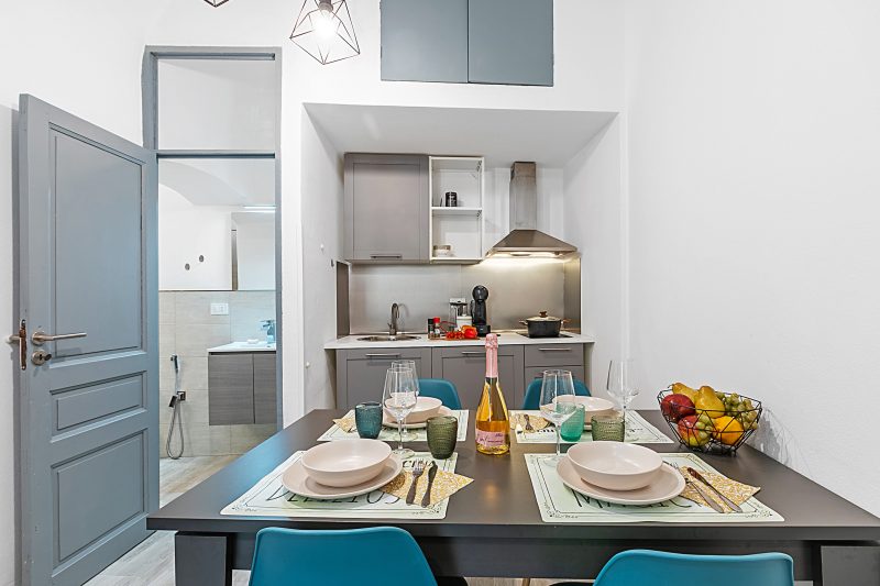 Saro House, Centre Apartment for 6