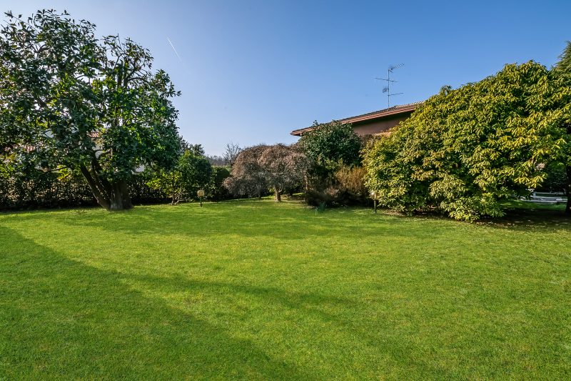 Villa Eva: Leggiuno 5-Bed Villa for Families & Groups (Sleeps 10)