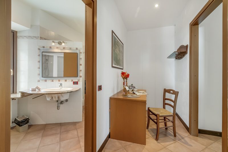 Il Borgo Del Vergante Casa Lina: Ac And Balcony