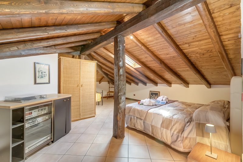 Il Borgo Del Vergante Casa Lina: Ac And Balcony
