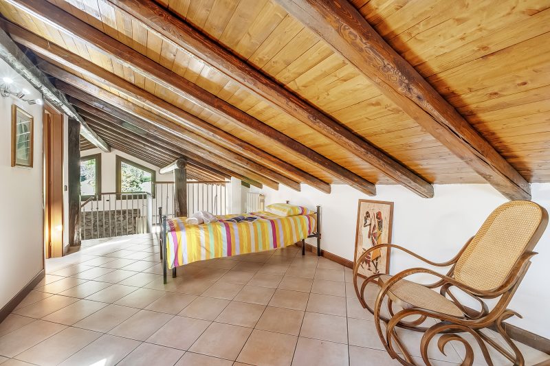 Il Borgo Del Vergante Casa Lina: Ac And Balcony
