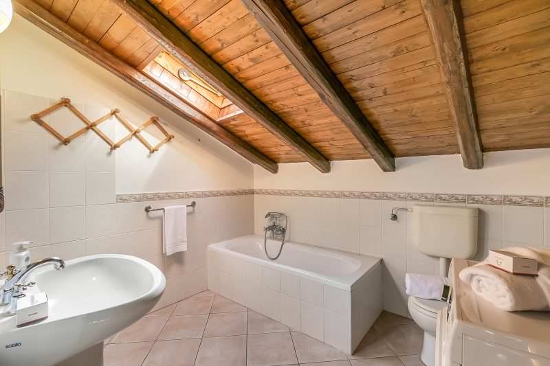 Il Borgo Del Vergante Casa Lina: Ac And Balcony