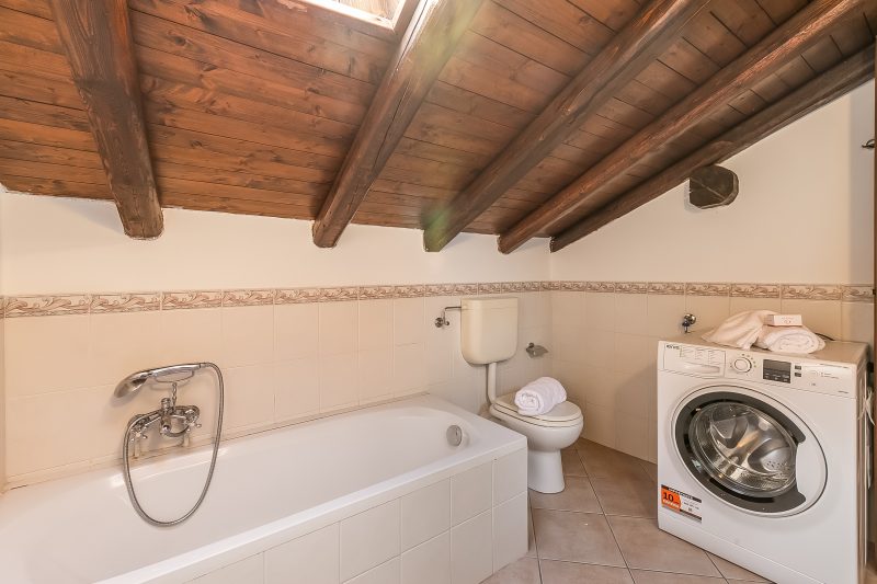 Il Borgo Del Vergante Casa Lina: Ac And Balcony
