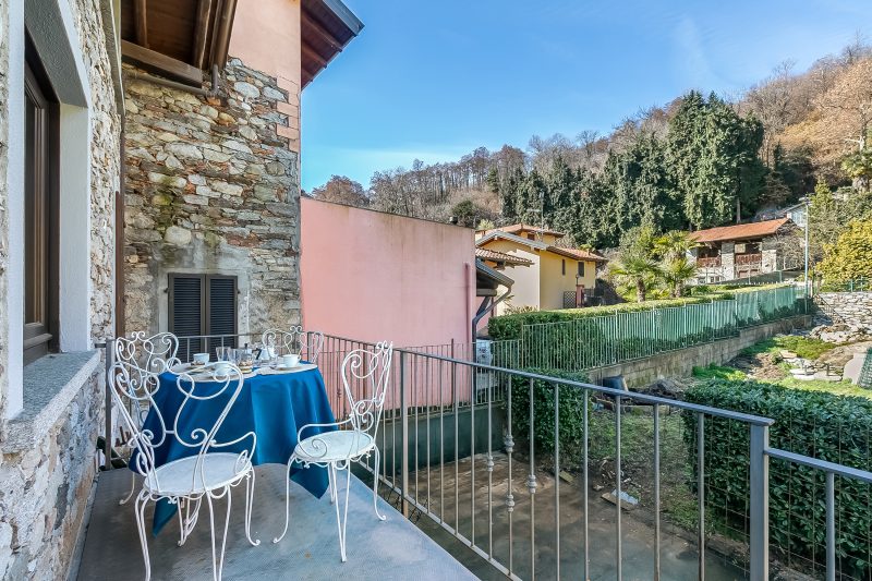 Il Borgo Del Vergante Casa Lina: Ac And Balcony