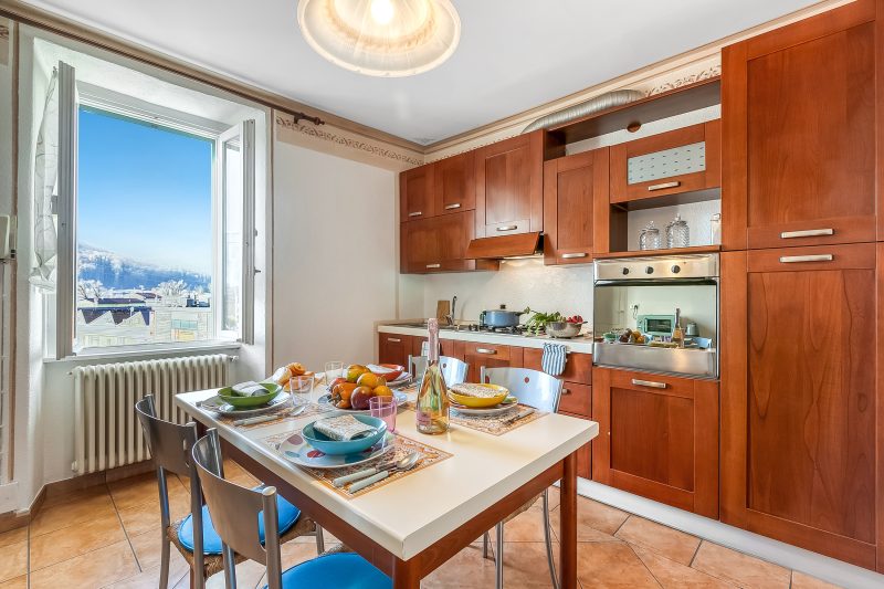 Bee Apartment: Luino Lakeside with Outdoor Dining