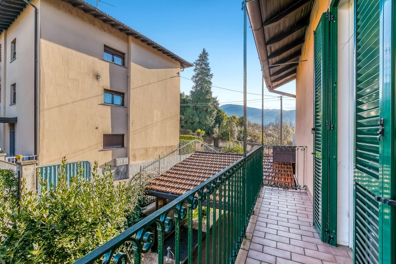 Bee Apartment: Luino Lakeside with Outdoor Dining