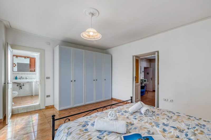Bee Apartment: Luino Lakeside with Outdoor Dining