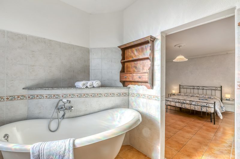 Bee Apartment: Luino Lakeside with Outdoor Dining