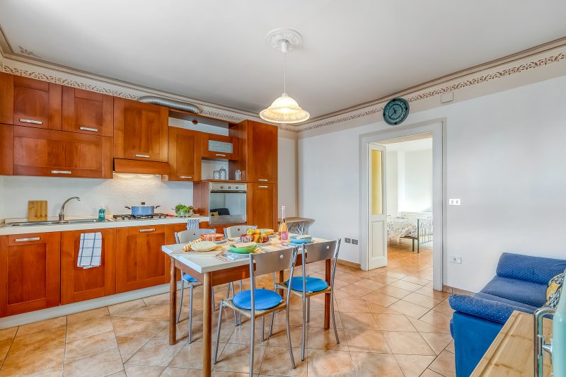 Bee Apartment: Luino Lakeside with Outdoor Dining