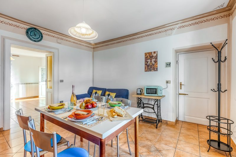 Bee Apartment: Luino Lakeside with Outdoor Dining