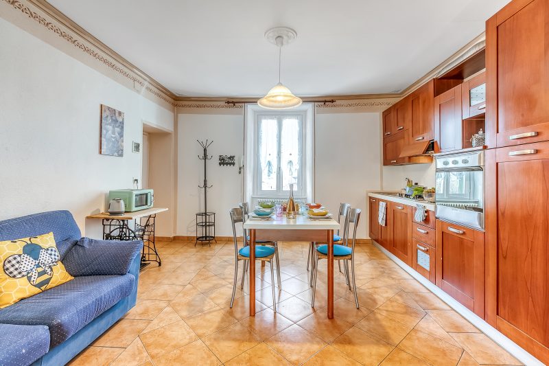 Bee Apartment: Luino Lakeside with Outdoor Dining