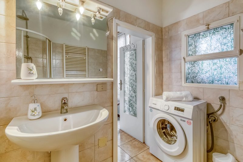 Butterfly Apartment: Lake Maggiore Luino Apartment with Balcony
