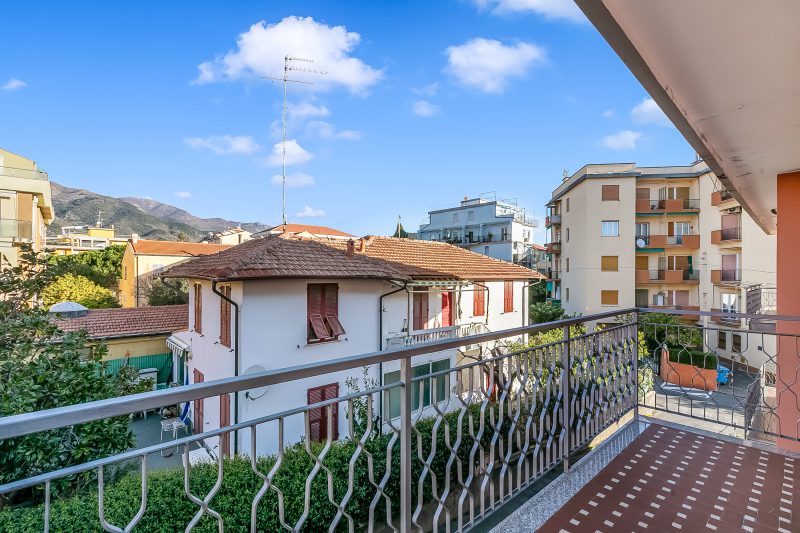 Verdi Loano Beach Apartment with Balcony