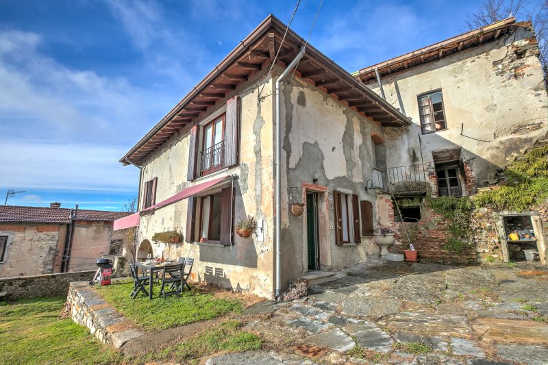Casa al Castello in Leggiuno with Garden